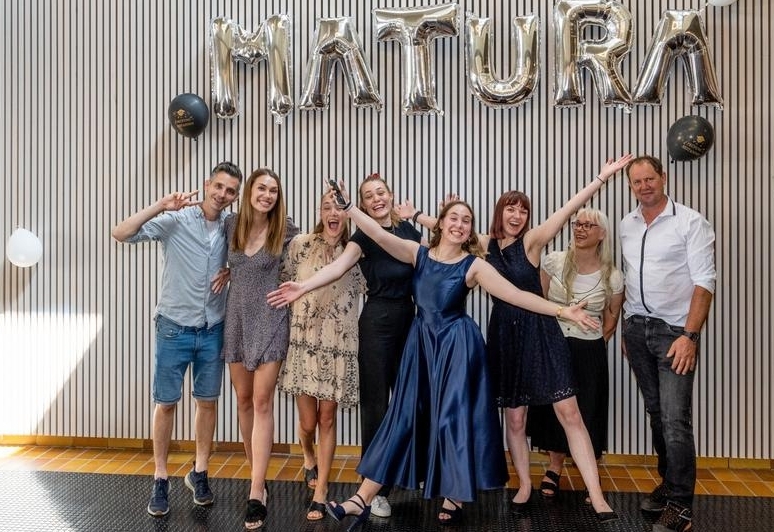 Wei&szlig;e Fahne an der HLW Spittal