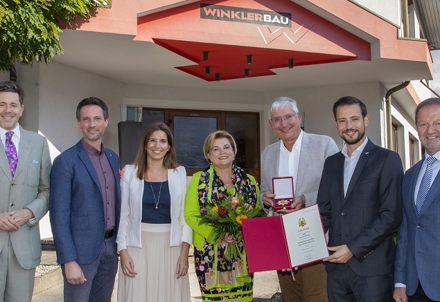 Gro&szlig;es Ehrenzeichen an Oberk&auml;rntner Baumeister verliehen