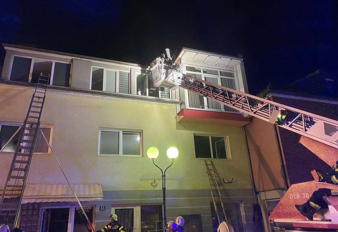 Feuerwehr rettet sechs Personen aus brennendem Haus
