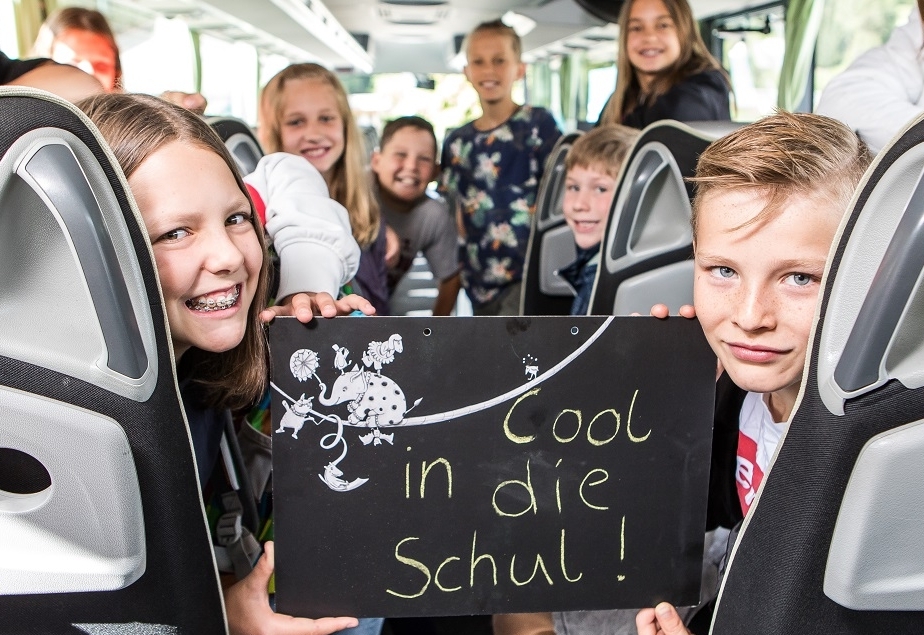 Mit dem Schulbus, nicht mit den &bdquo;Mama-Taxis&ldquo; 
