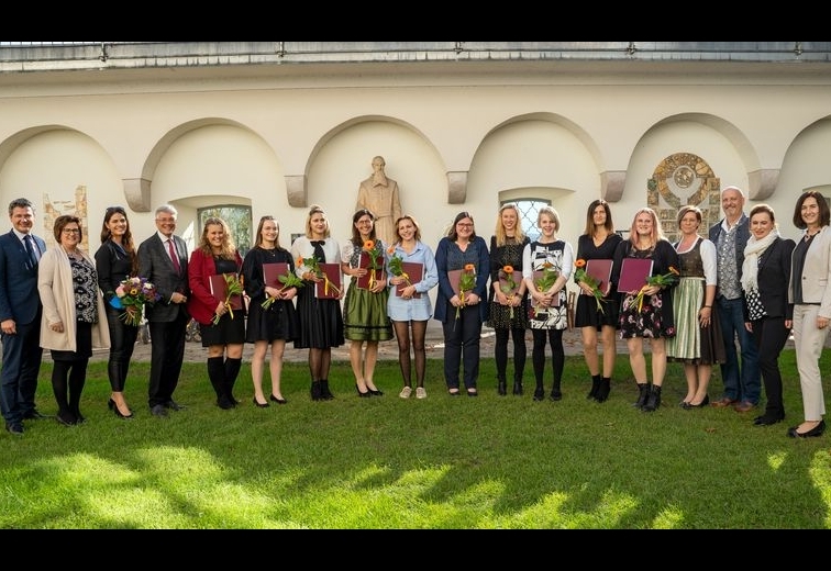 Kleinkinderzieherinnen erhielten Diplome