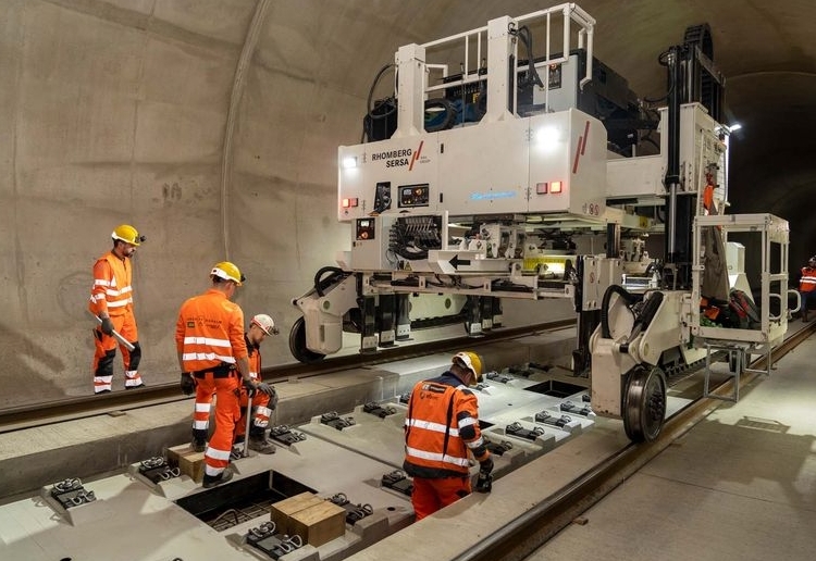 Letzte Gleistragplatte montiert