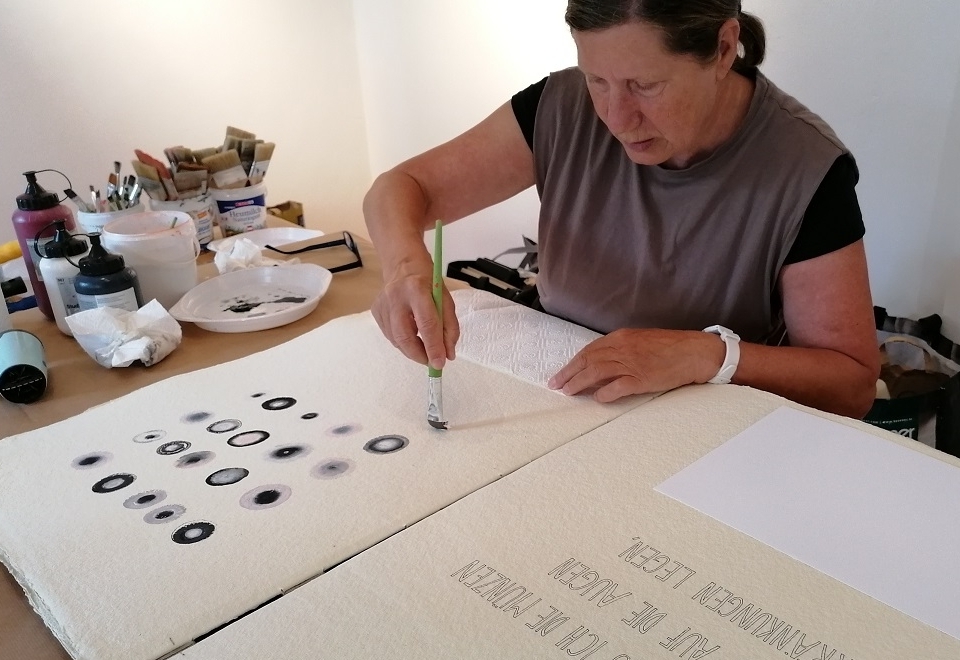 Kunstmalerin arbeitet zu Christine Lavant