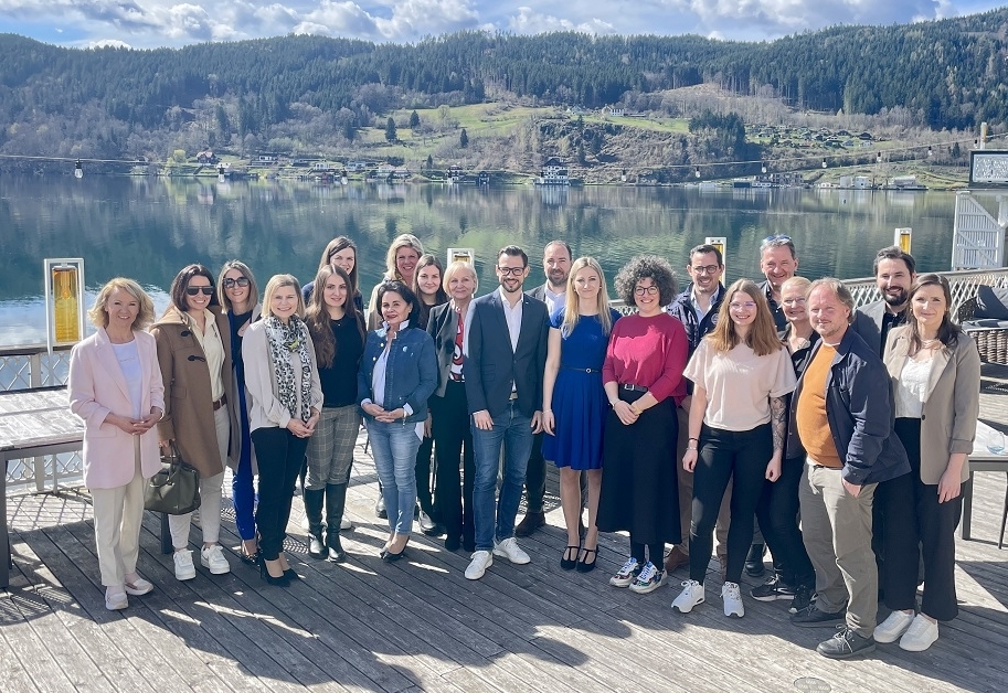 Arbeitgeber legen sich um Mitarbeiter ins Zeug