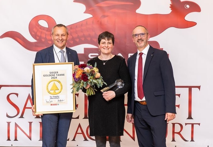 Julia Kapeller freut sich &uuml;ber die &bdquo;Goldener Tanne&ldquo; 