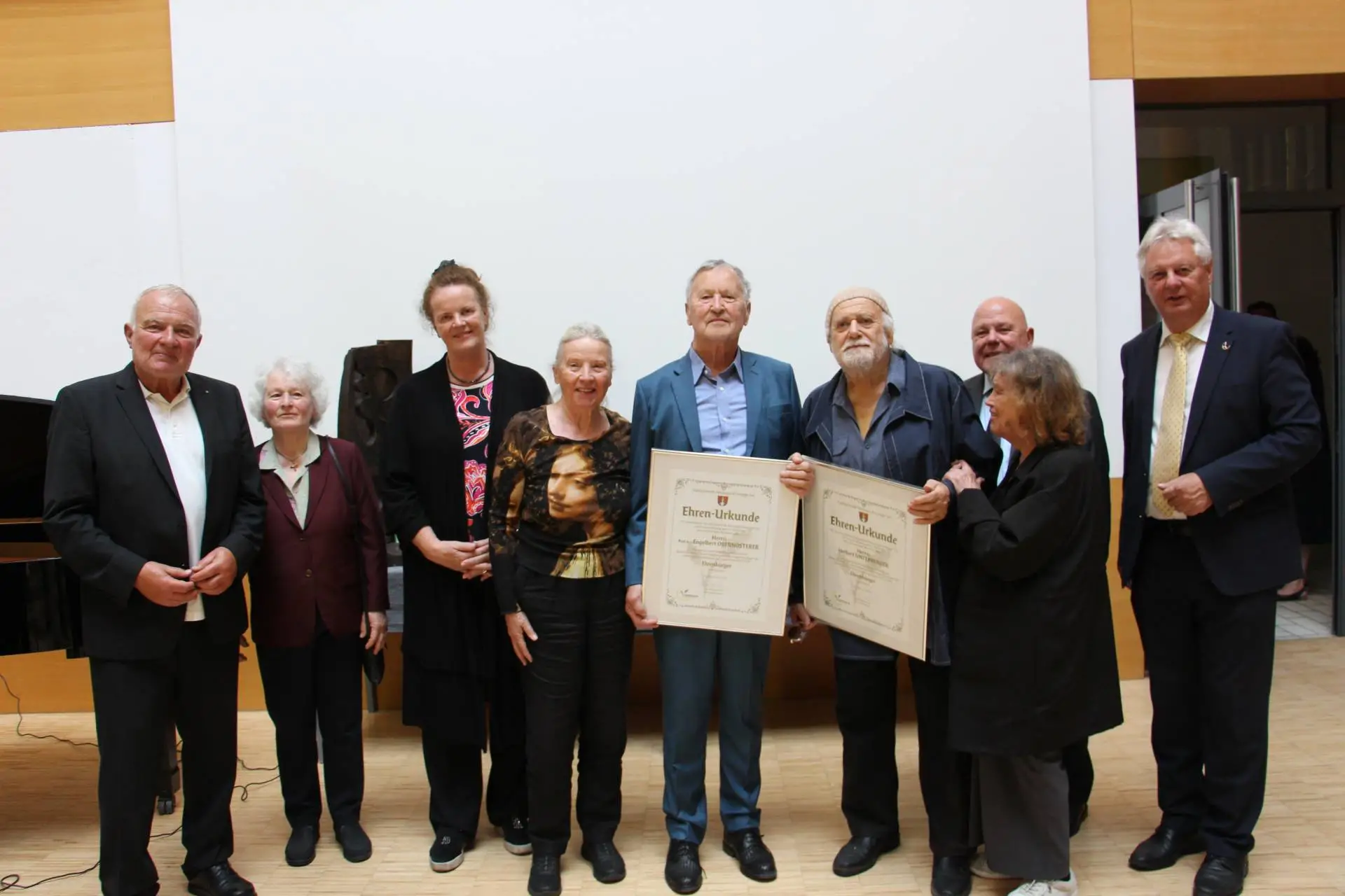 V. l: StR. Karl Tillian, Margarteth Obernosterer, Laudatorin Dr. Doris Moser, Judith Walker, Prof. h. c. Engelbert Obernosterer, Herbert Unterberger und Gattin Gisela, Igor Pucker und Bgm. Leopold Astner.
