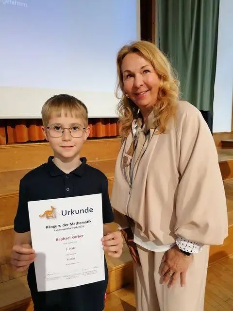 Claudia Grißmann aus der Bildungsdirektion mit dem Landes- und Bundessieger Raphael Korber