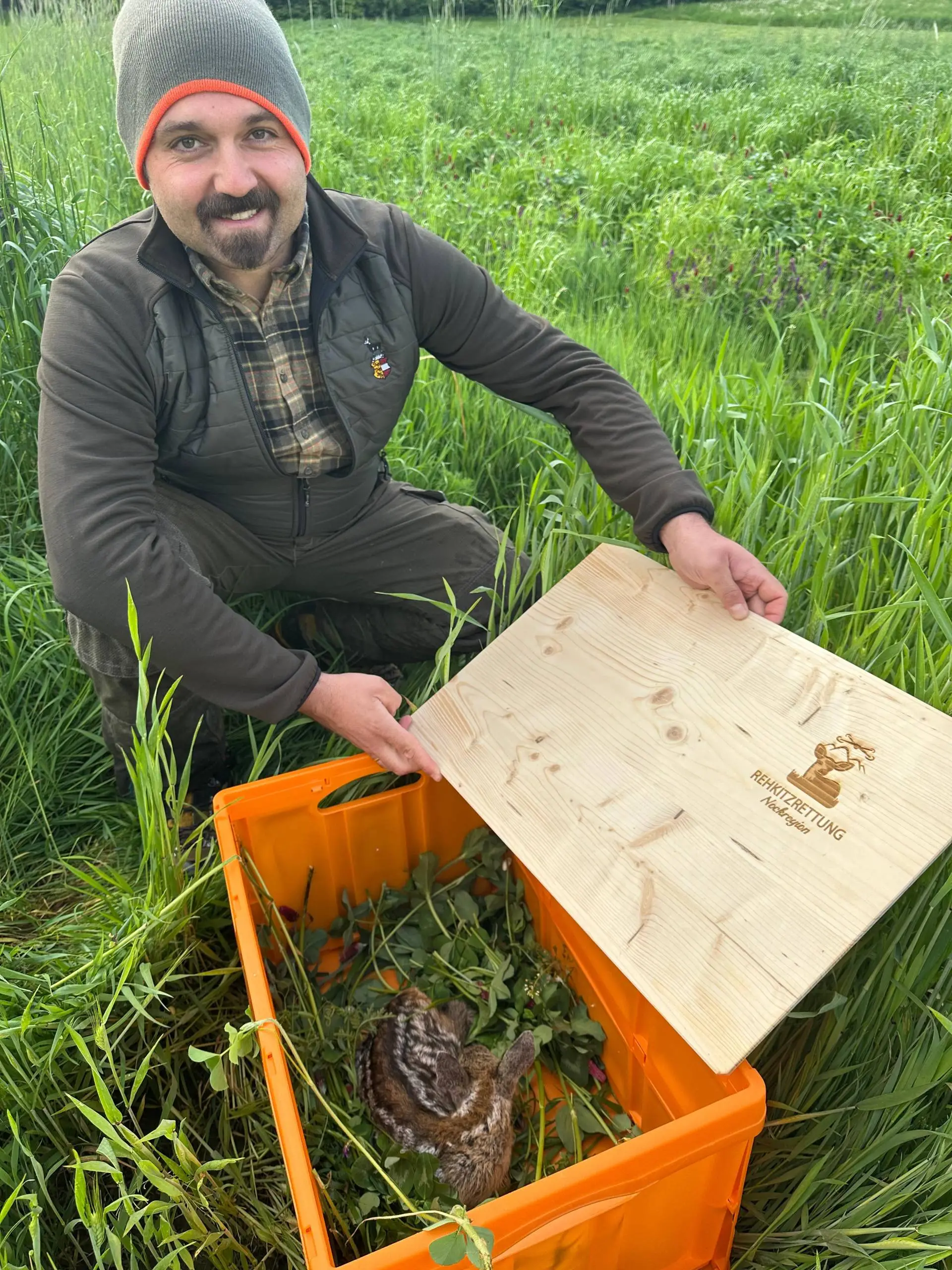 Bezirksjägermeister Angerer Christian und Vereinsobmann Thumer Bernhard mit einer „Rettungskiste“.
