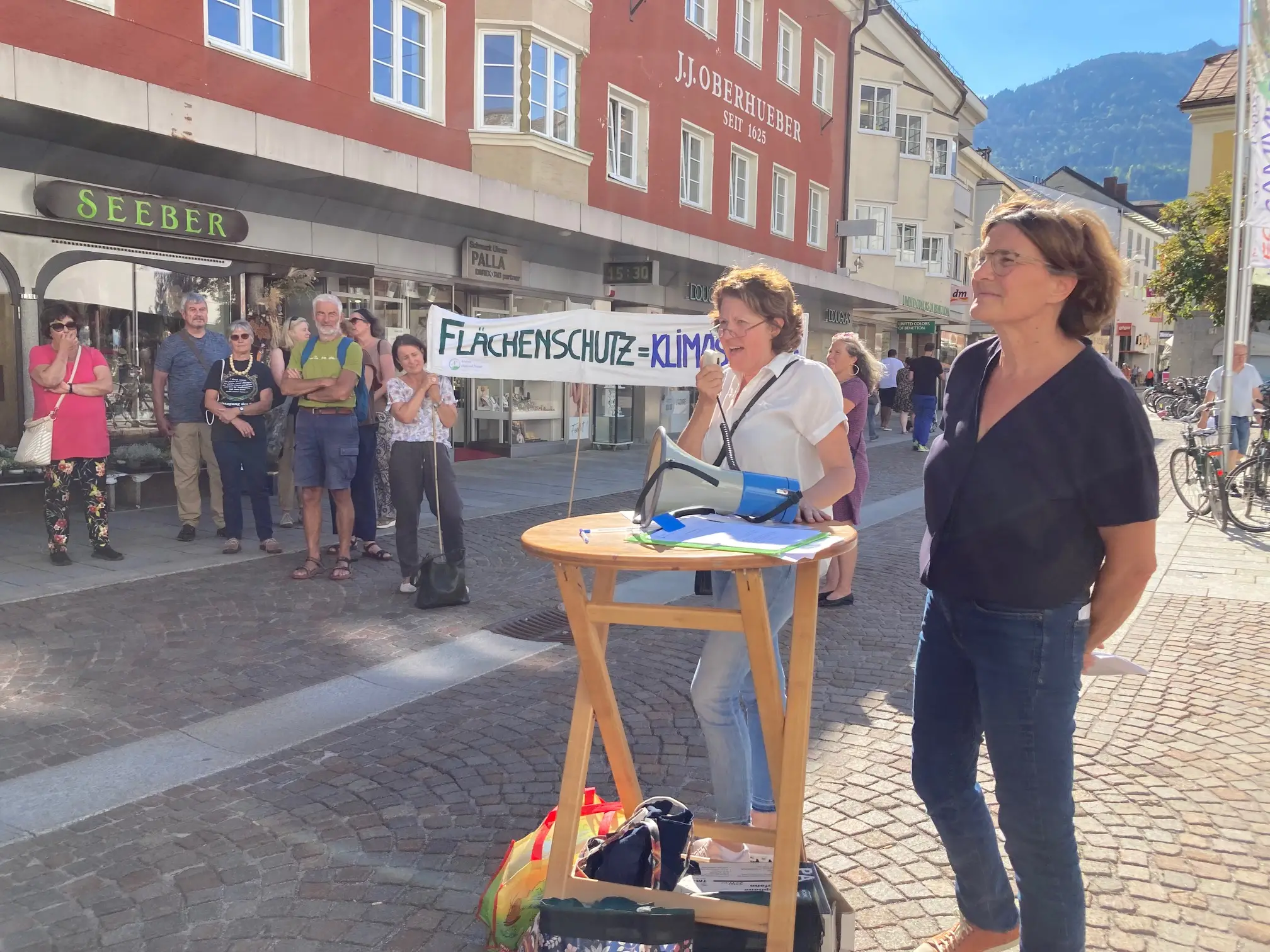 Renate Hölzl und Gerlinde Krawanja-Ortner informierten über Bodenschutz und Handlungsmöglichkeiten. Foto: Stangl