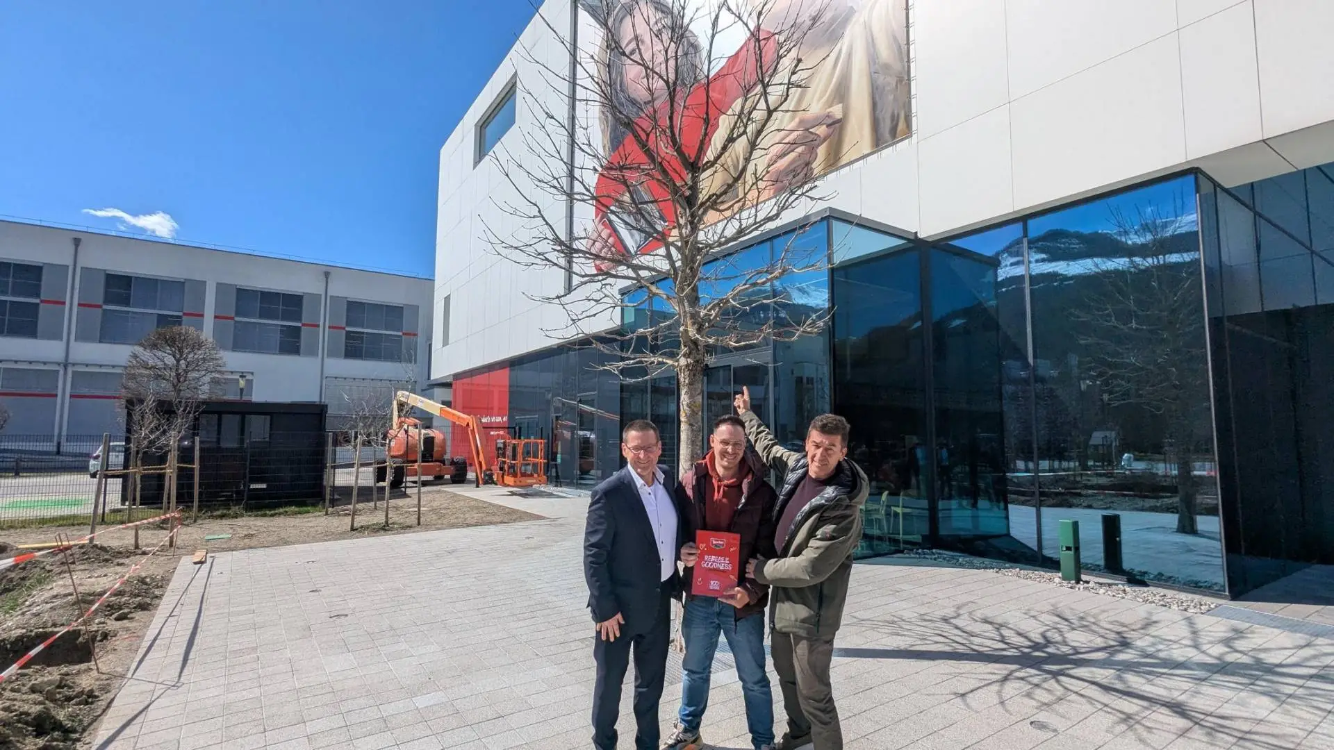 (vl): Loacker-Verwaltungsratspräsident Ulrich Zuenelli, Street-Art-Künstler Allesandro Etsom Conti und Loacker-Vizepräsident Andreas Loacker