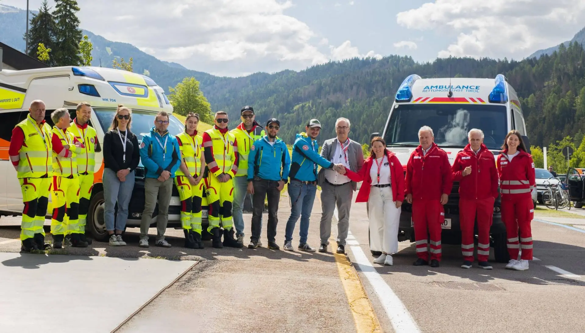 Jugendreferent Fabian Poleselli vom Weißen Kreuz und Bezirksjugendreferentin Franziska Klammer vom Roten Kreuz Osttirol signalisieren die Verbindung über die geografischen Grenzen hinaus.