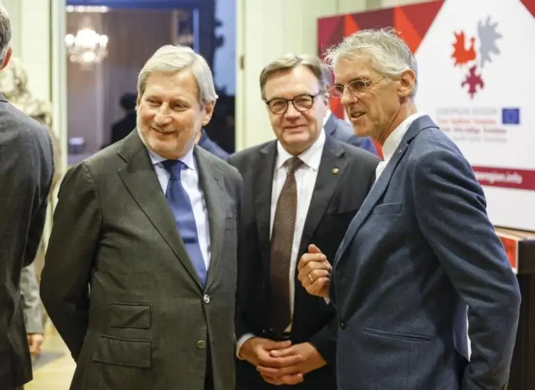 Global500-Werke von Lois Fasching segelten nach Brüssel