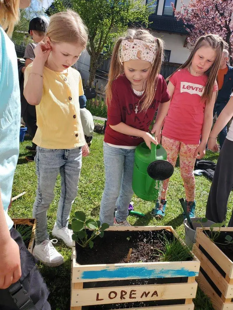 Der kleine Garten braucht auch Wasser und Pflege. Foto: Gemeinde Virgen