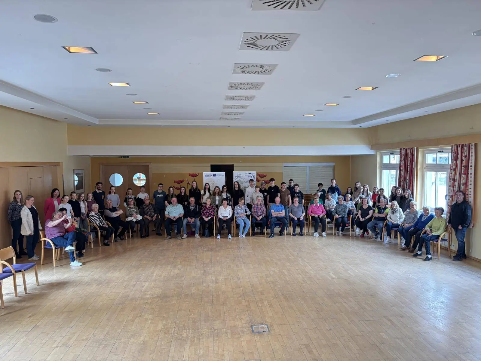 „Jung und alt“ trafen sich zu einem Tanznachmittag im Defereggental – auch Brett- und Kartenspiele wurden bei diesem generationenverbindenden Projekt miteinander gespielt. Eine Veranstaltung, die auch in Zukunft wieder stattfinden sollte.