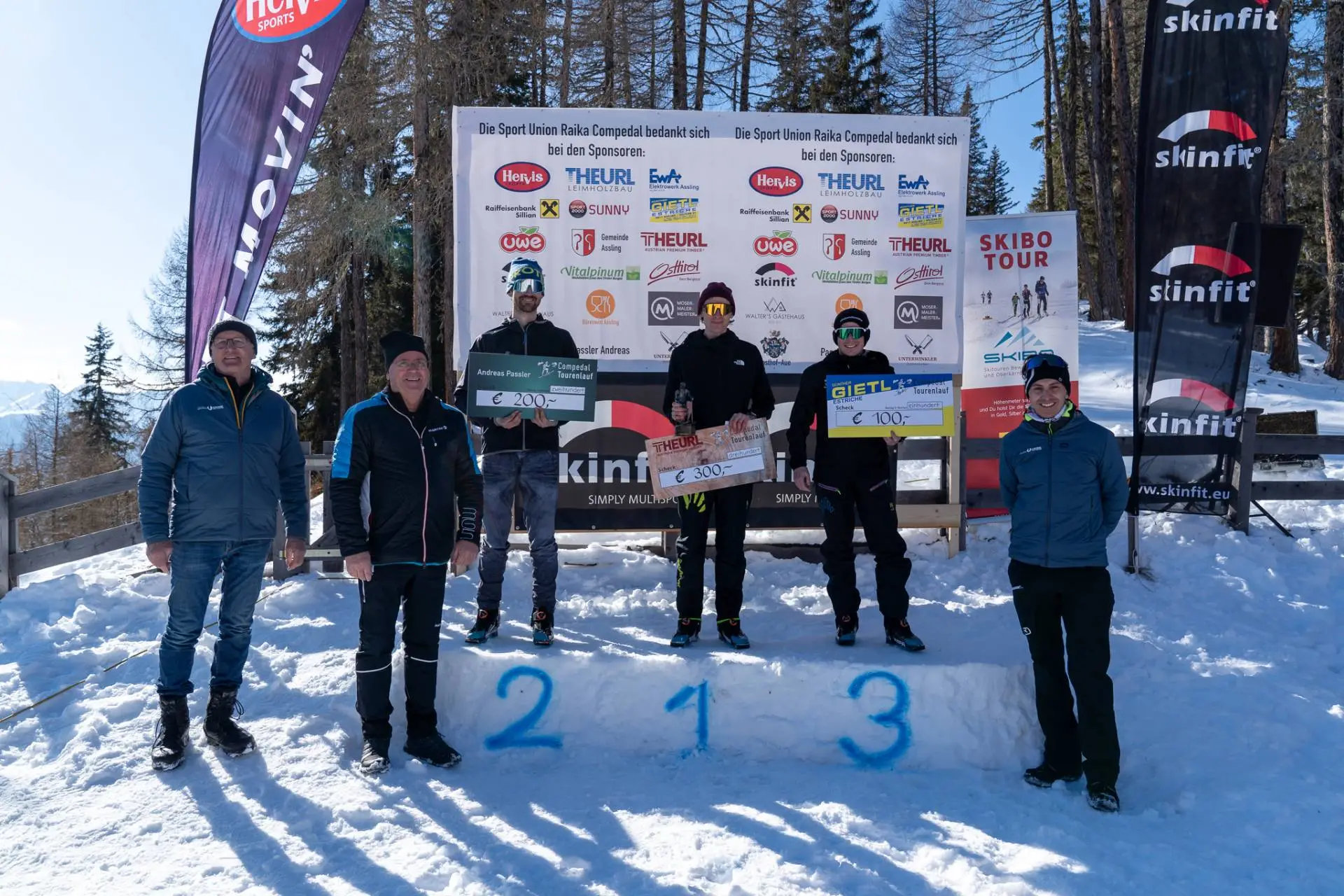 Die Schnellsten beim „Individual Herren Senior“: Samuel Tiefenbacher (2.) Josef Bodner (1.), Markus Brunner (3.). Die Siegerschecks überreichten Sportobmann Konrad Jungmann, Bgm. Reinhard Mair und Sektionsleiter Florian Vergeiner (v. l.). Foto: Kirchmair