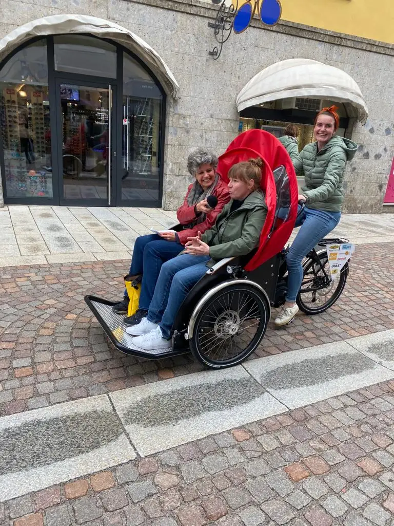 Karin Stangl beim Interview mit Simone Ortner-Trebo während der Fahrt mit Katharina Pichler. Foto: WPH Osttirol