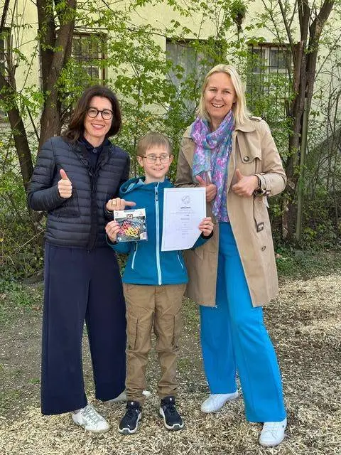 Klassenlehrerin Wanda Rohracher, Landes- und Bundessieger Raphael Korber und Direktorin Carolin Steiner bei der Siegerehrung in der Schule