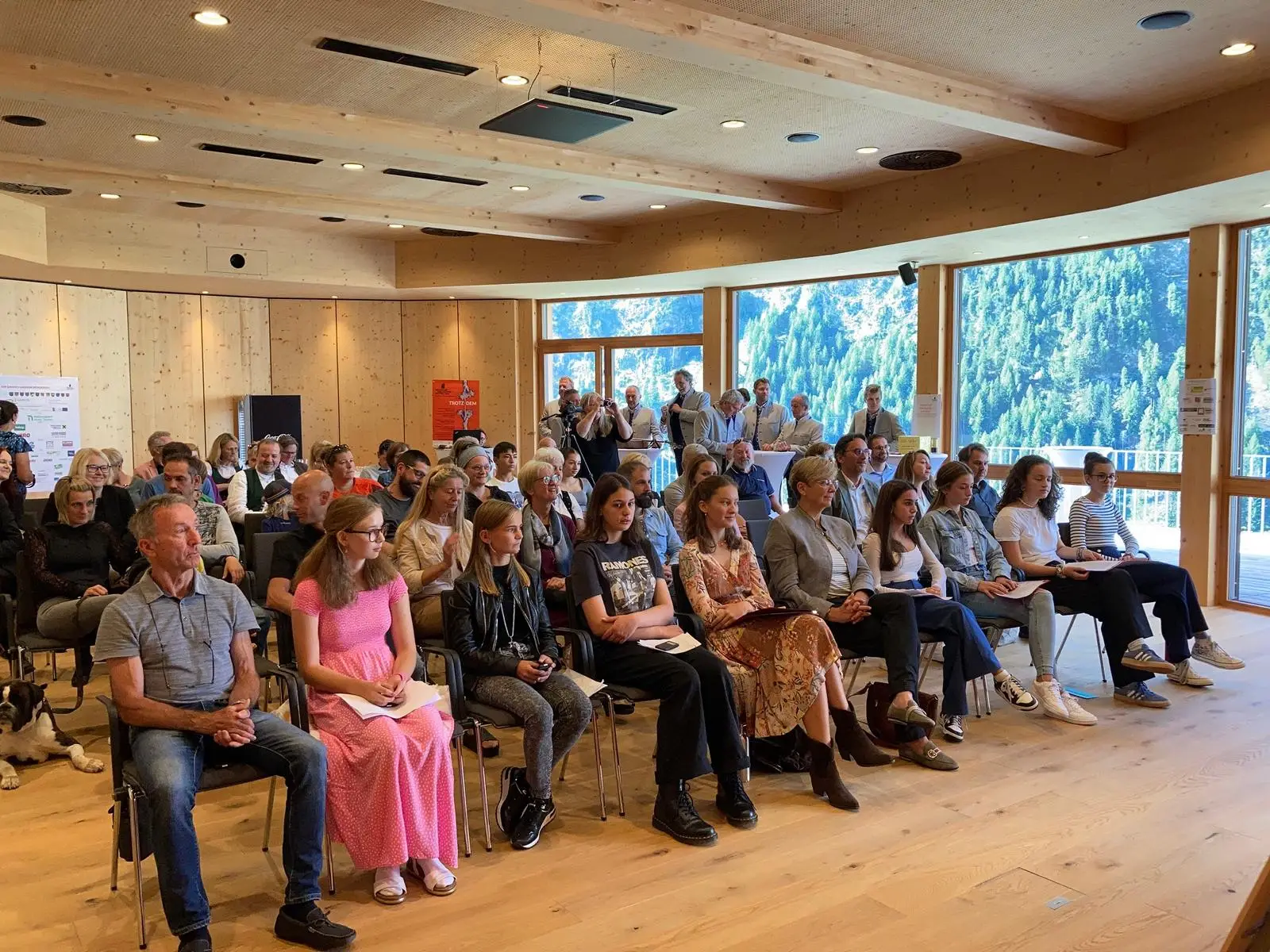 Das Publikum konnte auch bei der Lesung der Nachwuchsautorinnen eine Wertung abgeben. Foto: Stangl