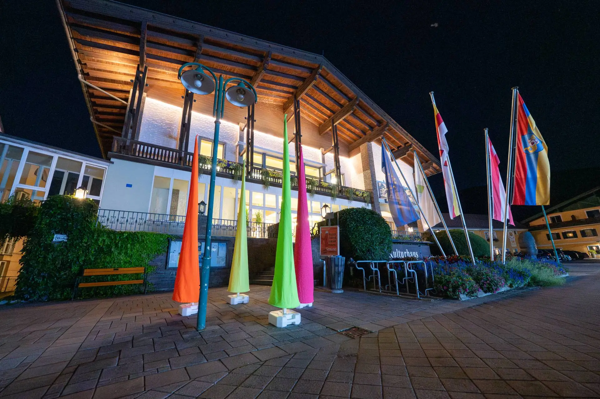 Kunstspitzen vor dem Kulturhaus.