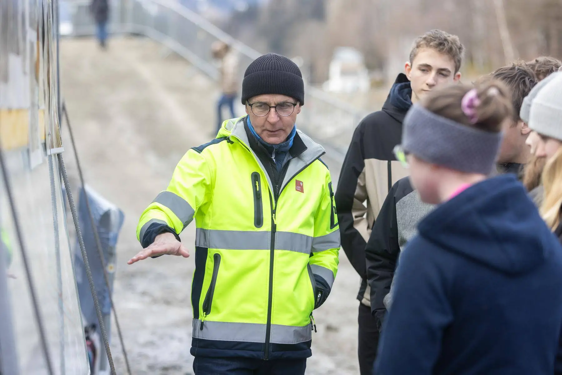 Seit Jahrzehnten prägt Walter Hopfgartner das Gesicht vieler Gewässer im Bezirk. Er informierte über die wechselhafte Geschichte der Isel. Foto: Stadt Lienz/Lenzer