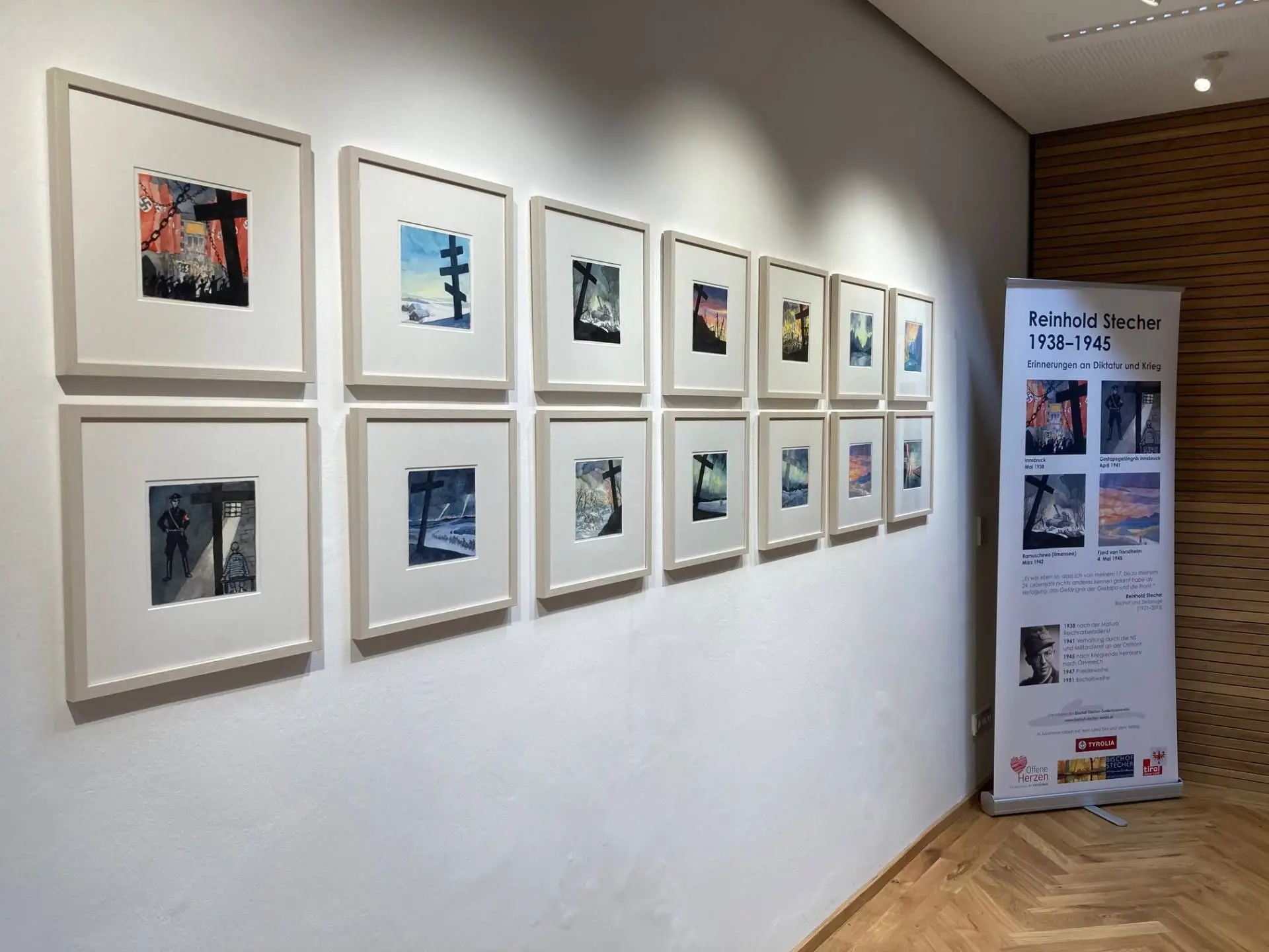 Bilderzyklus von Reinhold Stecher im Bildungshaus Osttirol. Foto: Stangl