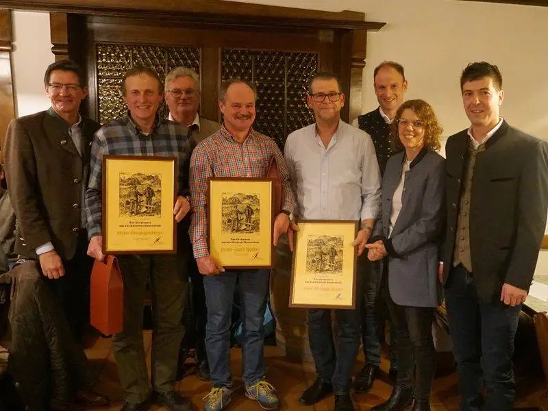 V. l.: Siegfried Huber, Stefan Oberguggenberger, Bgm. Johann Windbichler, Franz Josef Rauter, Franz Oberguggenberger, Vize-Bgm. Bernhard Knotz, Katrin Unterweger, Andreas Stabentheiner.