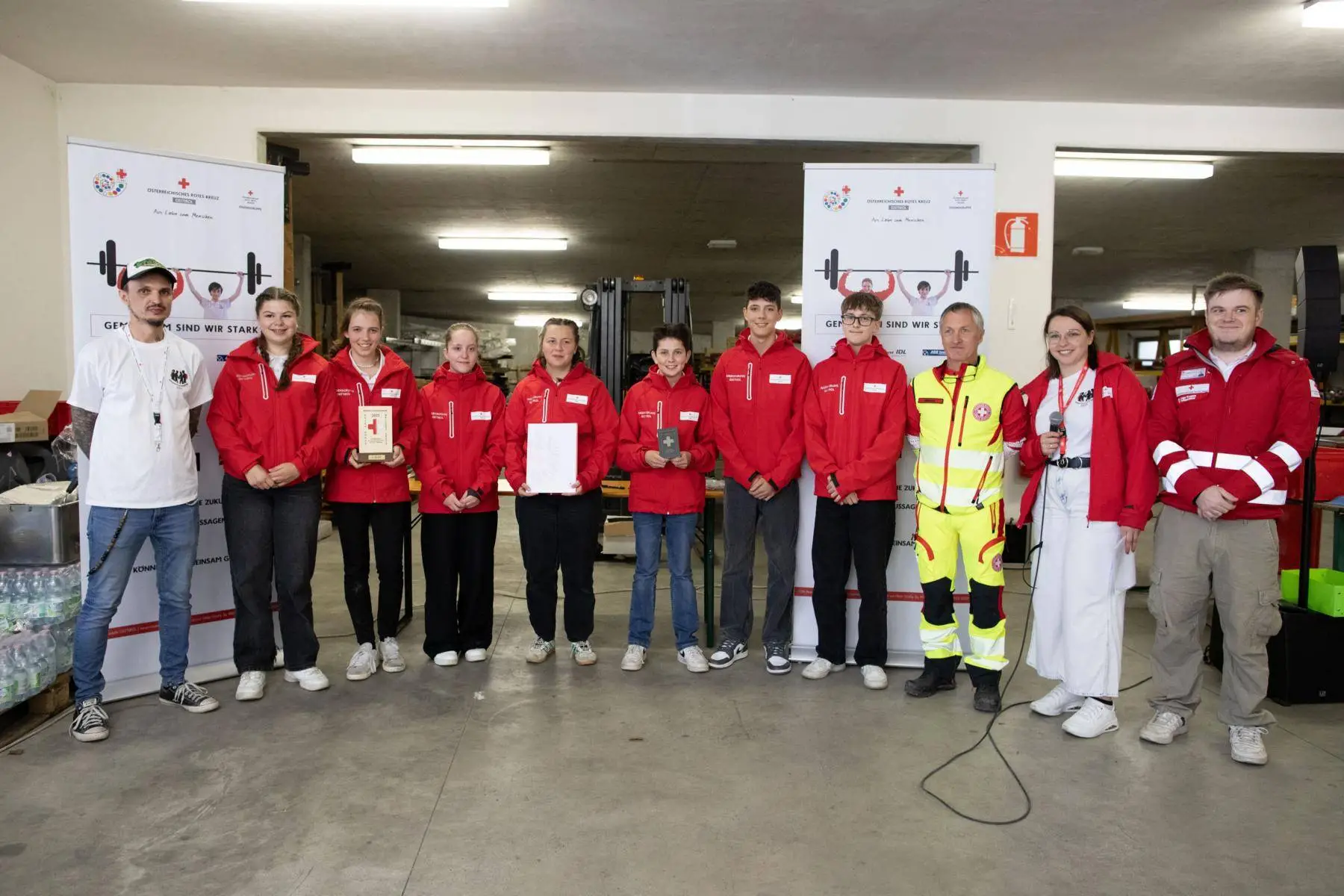 v.l.n.r.: Fabian Poleselli, Jugendreferent des Weißen Kreuzes Innichen, Jugendgruppe SILLIAN 1; Meinhard Kühebacher, Dienstleiter des Weißen Kreuzes Innichen, Franziska Klammer, Bezirksjugendreferentin und Jugendreferentin der Ortstelle Sillian, Thomas Klammer, Ortsstellenleiter des Roten Kreuzes Sillian