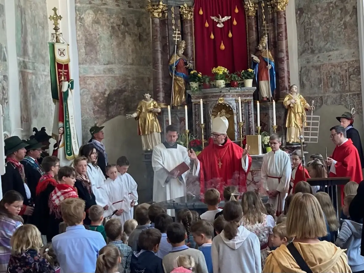 Feierliche Altarweihe mit Bischof Glettler in Prägraten