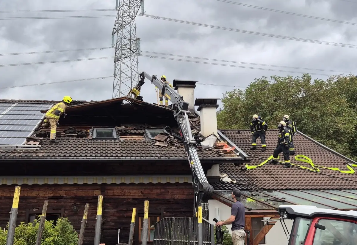Dachstuhlbrand bei Naturbrennerei Kuenz in Dölsach