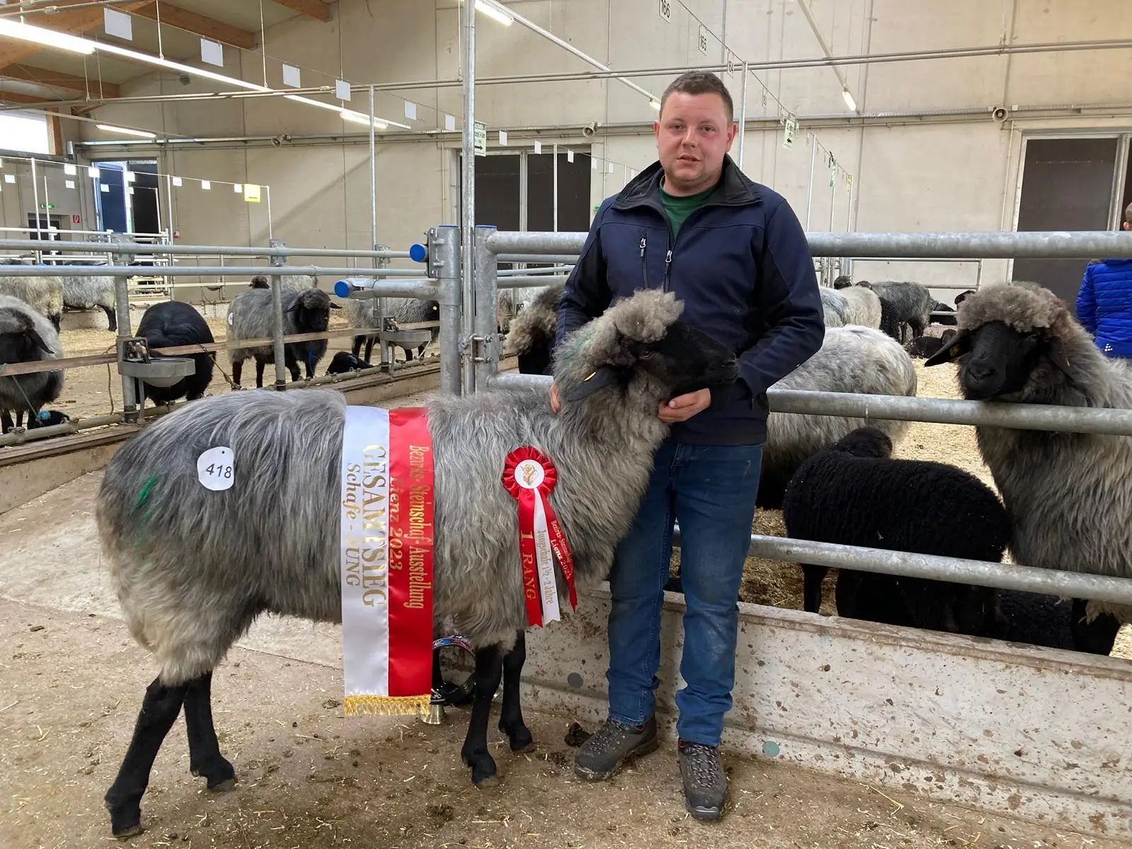 Marcel Steiner mit dem schönsten Jung-Steinschaf, Foto: Stangl