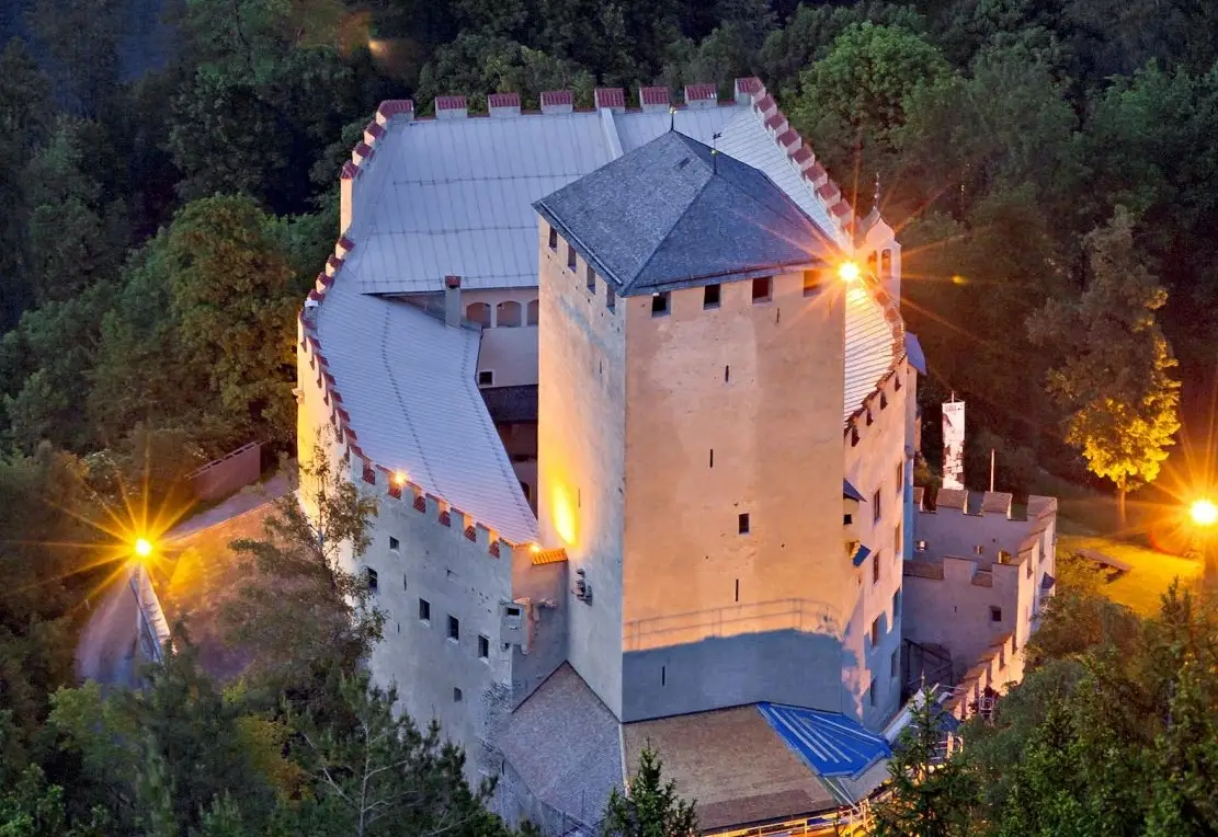 Schloss Bruck: Gemeinderat beschließt Dachsanierung 