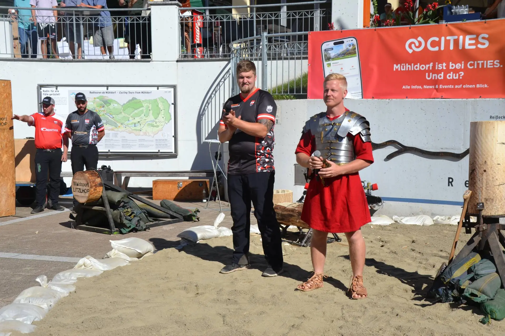 Archäologe und Moderator Stefan Pircher (r.) stellte die „modernen“ Gladiatoren vom Waldsport-Timbersport Litzlhof vor.