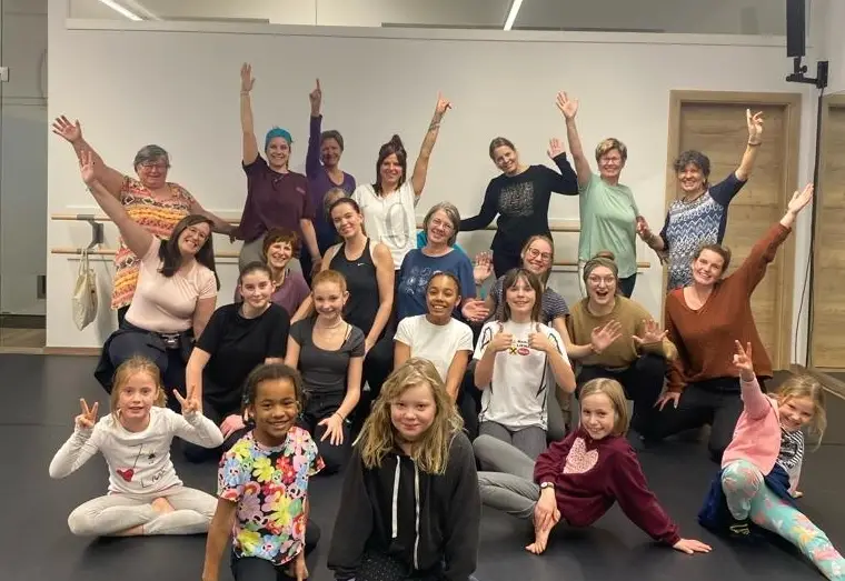 Tanzperformance gegen Gewalt an Mädchen in Lienz