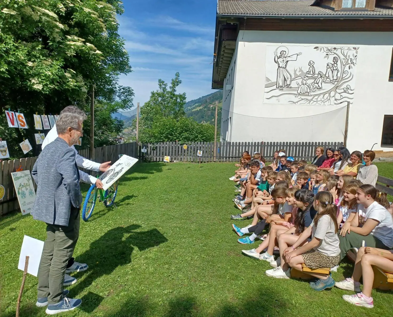 Festtagsstimmung im Garten der VS Heinfels