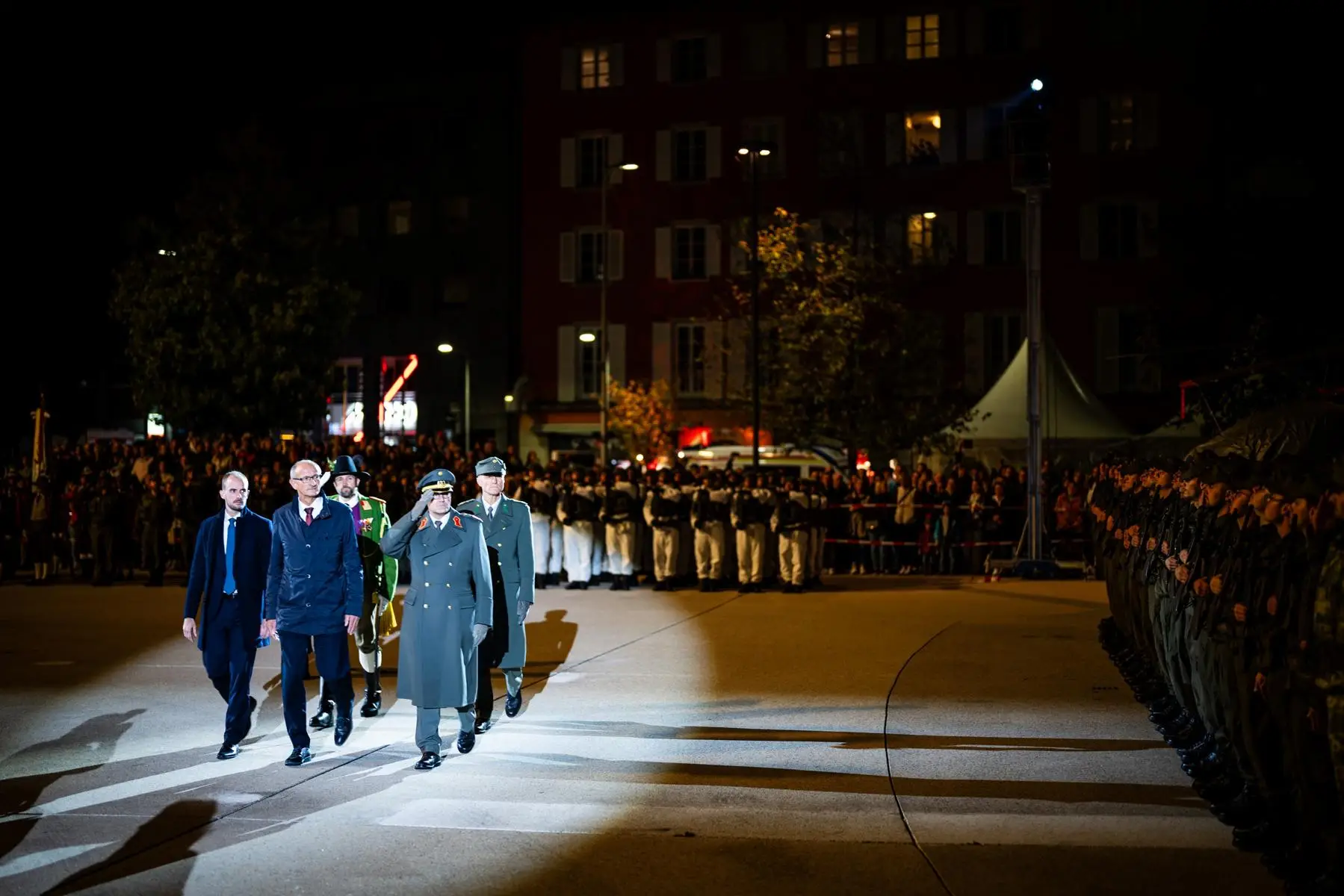 Abschreiten der angetretene Formationen durch LH Anton Mattle, Staatsekretär Florian Tursky, Militärkommandant Brigadier Ingo Gstrein, Kommandant des Jägerbataillon 24 Oberst Hannes Krainz und Landeskommandant Mjr. Thomas Saurer