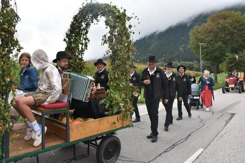 Erntedankumzug in Kleblach-Lind. Die Sänger marschierten ohne ihren Chorleiter Karl Preißl. Der bereitete sich mit der "KleLiFeSt" auf die Messe vor.