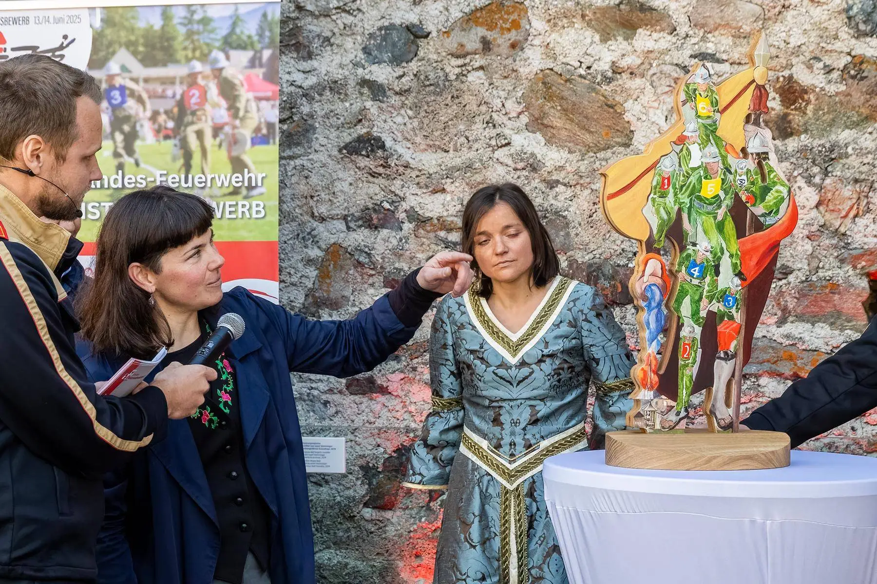 Künstlerin Ilona Rainer-Pranter bei der Vorstellung der von ihr gestalteten Siegestrophäe. Foto: Toni Außerlechner