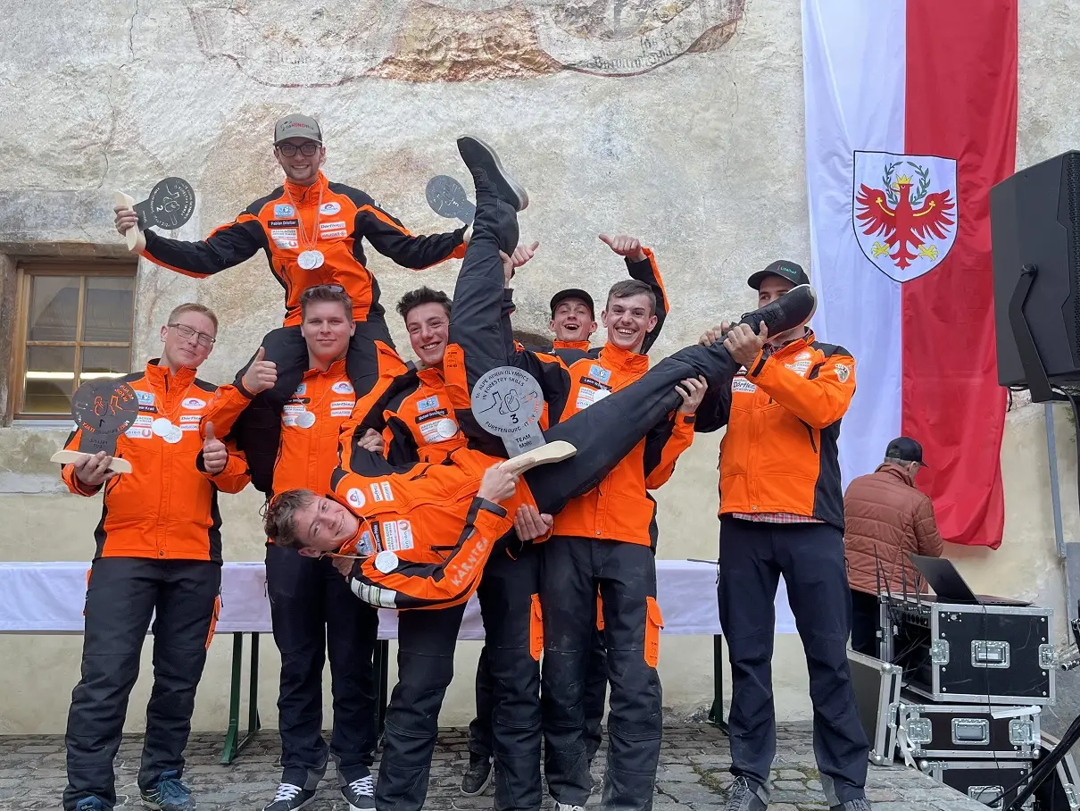 Die Burschen v. l.: Raphael Krall (Gold im Fallkerb) Fabian Drießler (Kettenwechsel-Vizestaatsmeister) Trainer Rene Singer, Michael Grutschnig, Michael Palle-Drießler, Leon Winkler und Trainer Daniel Koch. Vorne: Michael Ebner-Prieler.