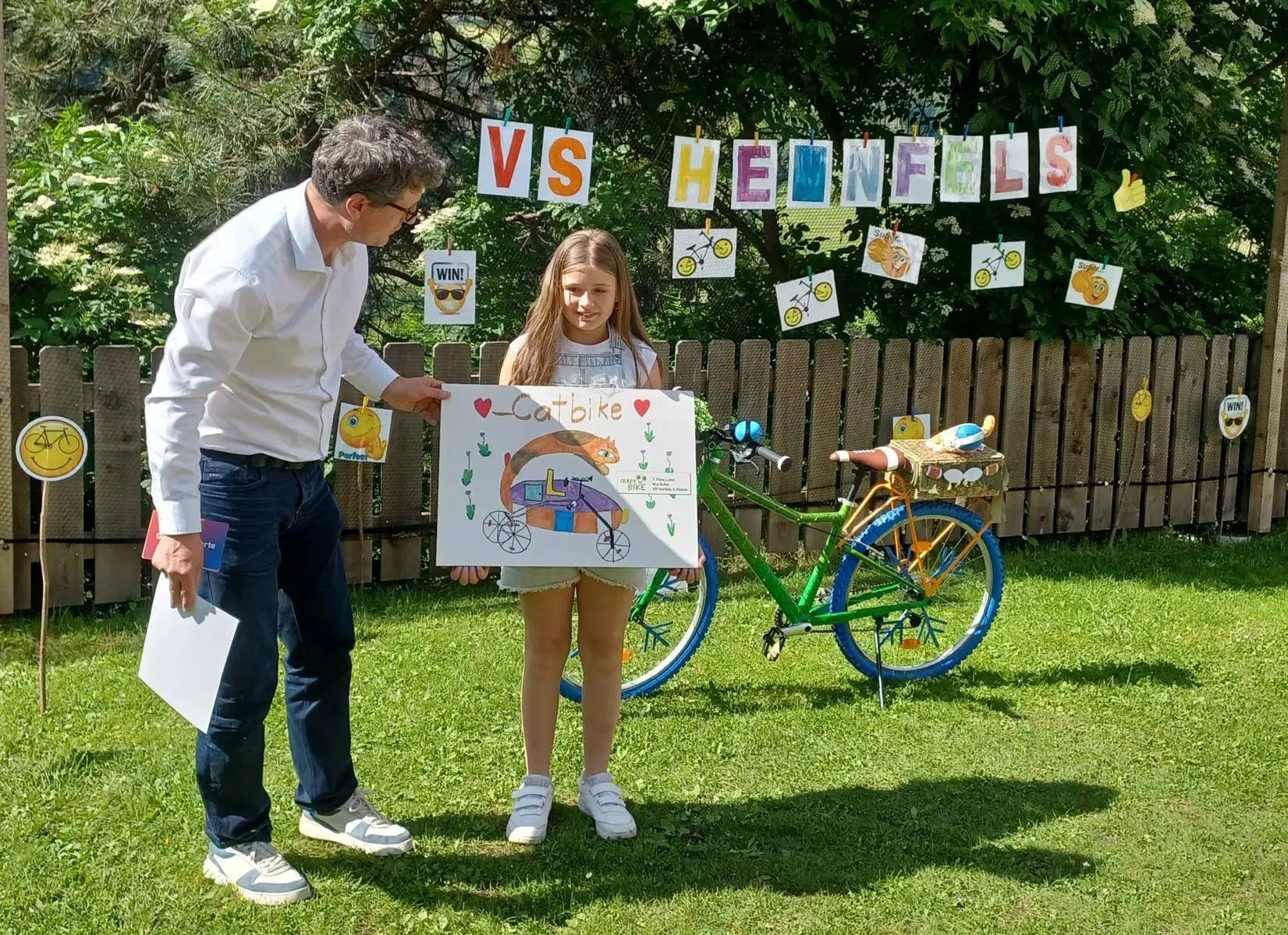 Mia Goller holte sich mit ihrer Zeichnung von einem "Cat Bike" den Bezirkssieg