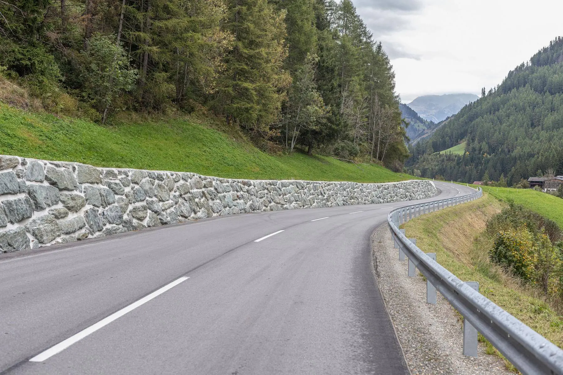 Im Abschnitt Replerbichler – zwischen den Kilometern 15,06 und 15,76 – wurde die L24 in Prägraten umfassend saniert und an aktuelle Anforderungen angepasst. Foto: Land Tirol/Brunner