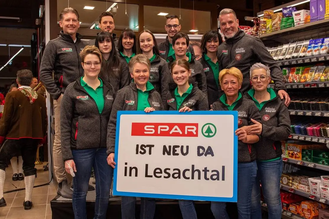 15 Mitarbeiter aus dem Lesachtal finden Beschäftigung in der neuen SPAR-Filiale. Foto: Hans Guggenberger