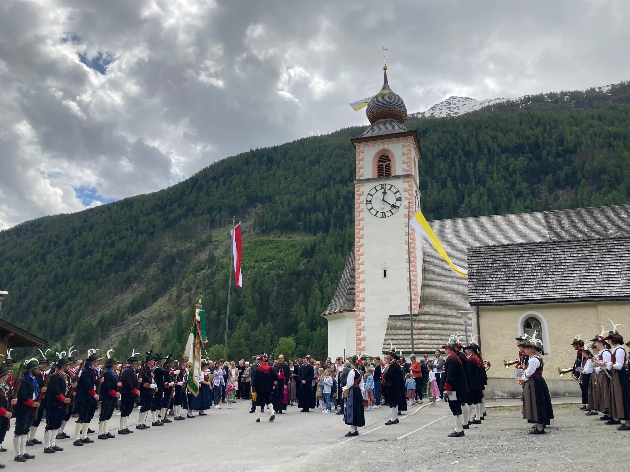Festlicher Empfang mit Ehrensalve für Bischof Hermann Glettler. Foto: Stangl