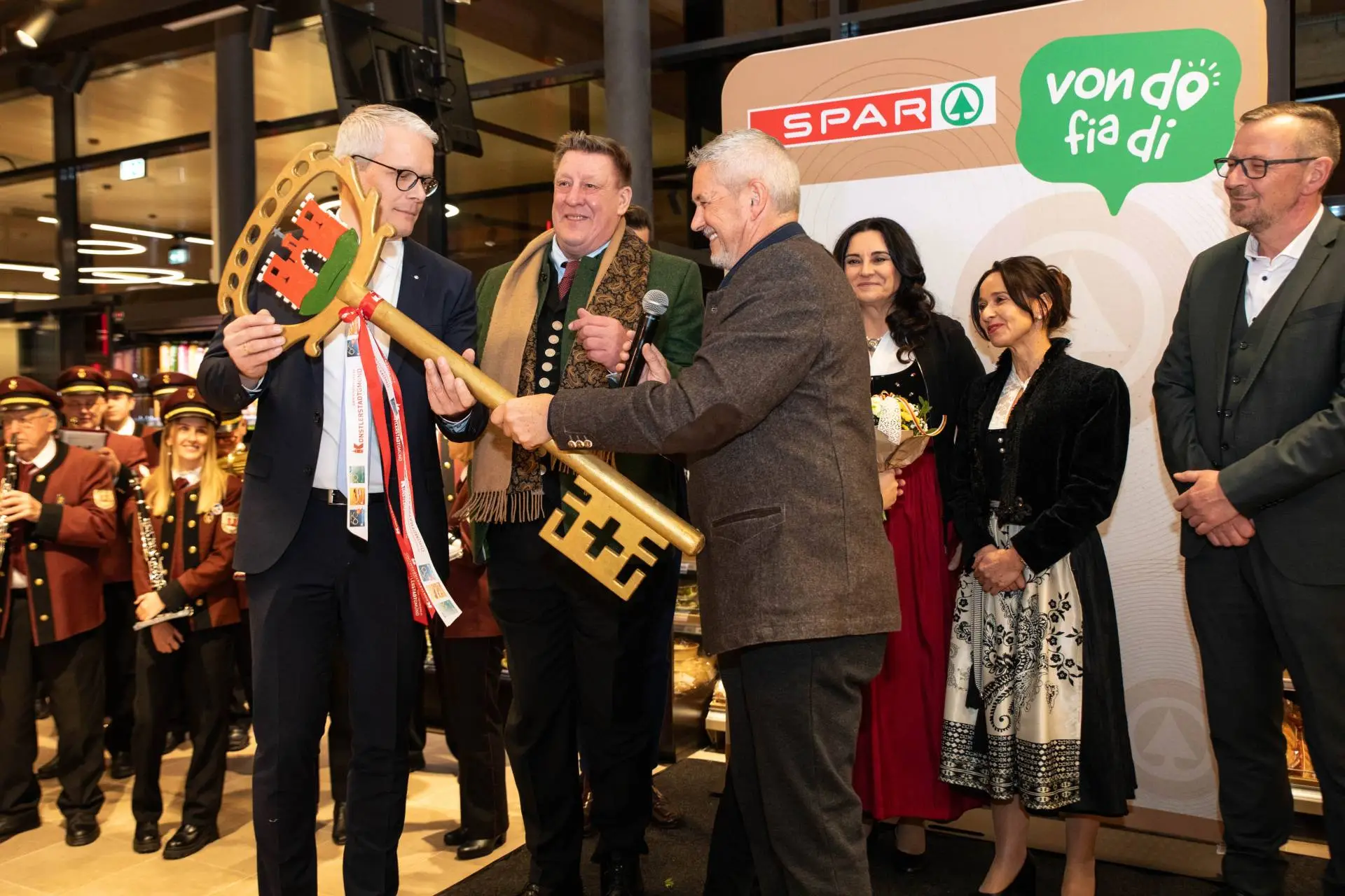 Der Schlüssel der Stadtgemeinde für SPAR-Chef Mag. Andreas Ender. Foto: SPAR/gleissfoto