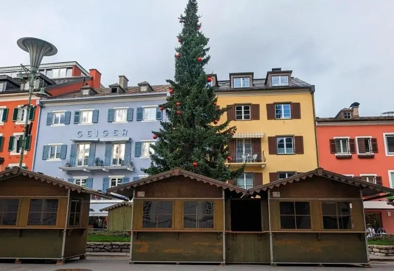 Fast alle Hütteln für den Adventmarkt Lienz stehen bereits