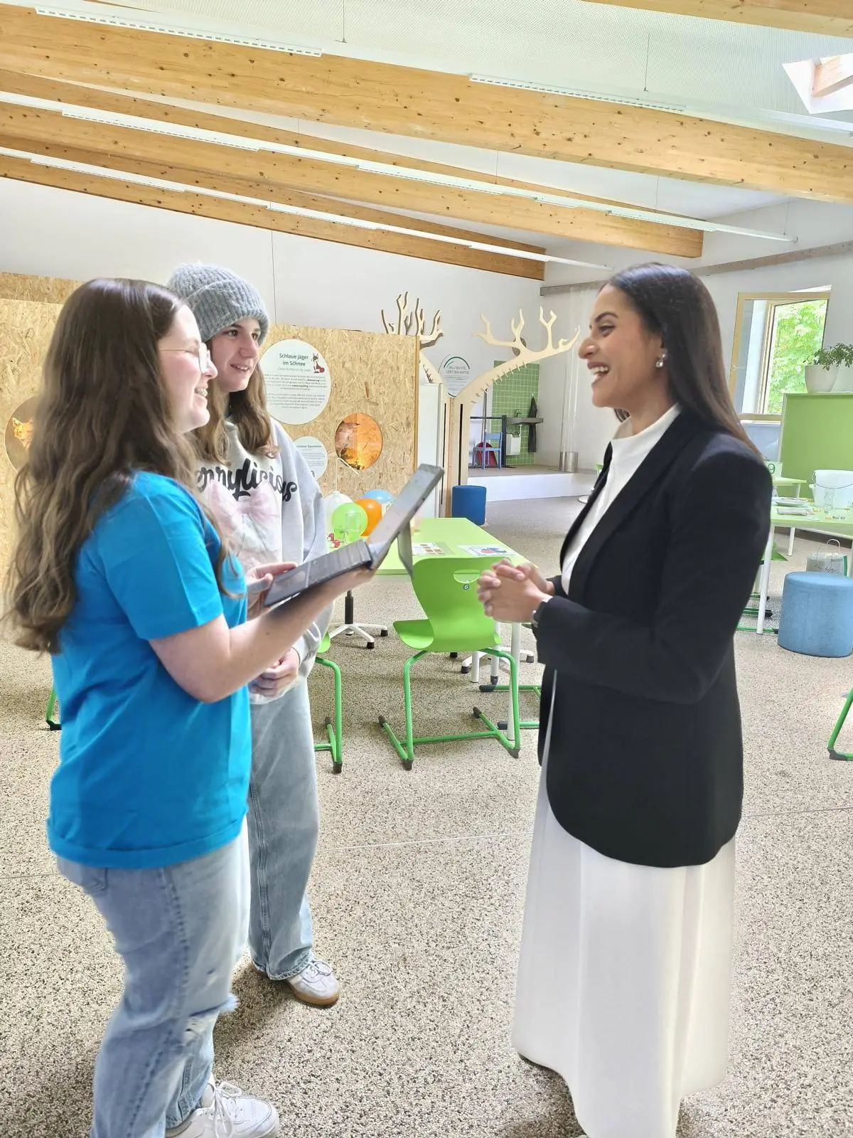 Selina und Karoline interviewen die Direktorin der Swarovski-Foundation Jakhya Rahman Corey