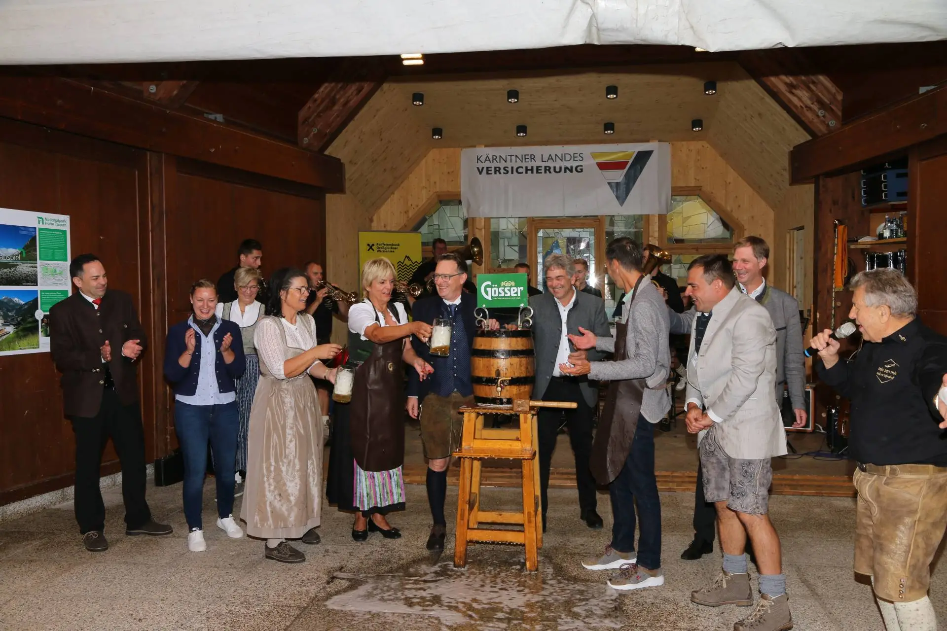 Bieranstich mit ORF-Landesdirektorin Karin Bernhard und Bezirkshauptmann Markus Lerch und den Ehrengästen Bgm. Marika Lagger-Pöllinger, Bgm. Michael Maier und LK-Vorstand Hermann Schluder. Für musikalische Unterhaltung sorgte die Trachtenkapelle Heiligenblut und die Glocknermusikanten (Bild hinten).