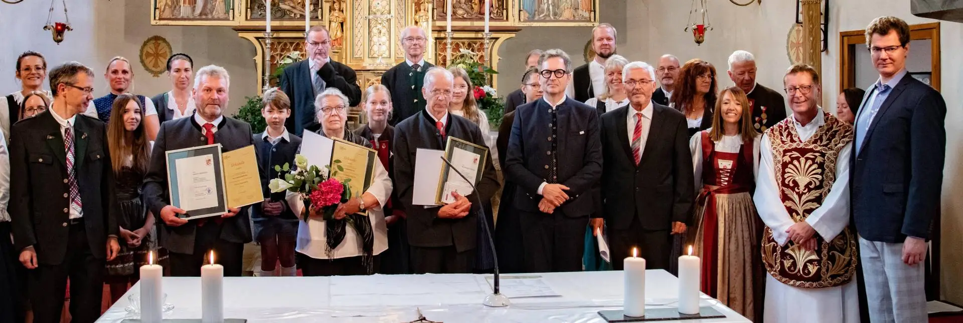 Die Geehrten: Hannes Webhofer, Elisabeth und Bartholomäus Klaunzer (v.l.) mit Gernot Kacetl (Chorleiter, l.), Martin Waldauf (Obmann Chorverband Tirol), Georg Webhofer (Obmann), Herta Webhofer (Vorstandsmitglied), Dekan Franz Troyer, Manfred Novak (Kirchenmusikreferent, v.l.) mit einem Teil des Kirchenchors.