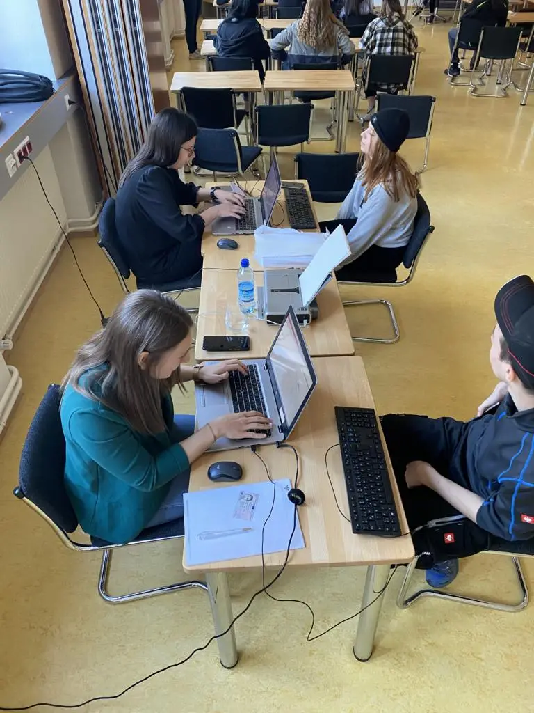 Die Lehrlinge und Lehrpersonen konnten sich vor Ort für die Handysignatur anmelden. Foto: Hannah Trager 2BKnatur_c_senfter_annelies