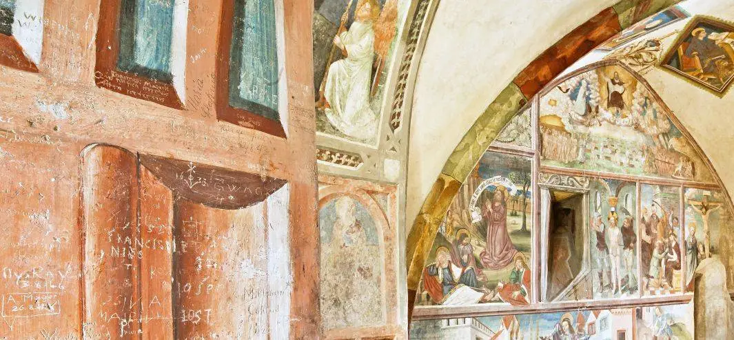 Die Graffiti in den Fresken der Kapelle: Foto: Wolfgang Retter