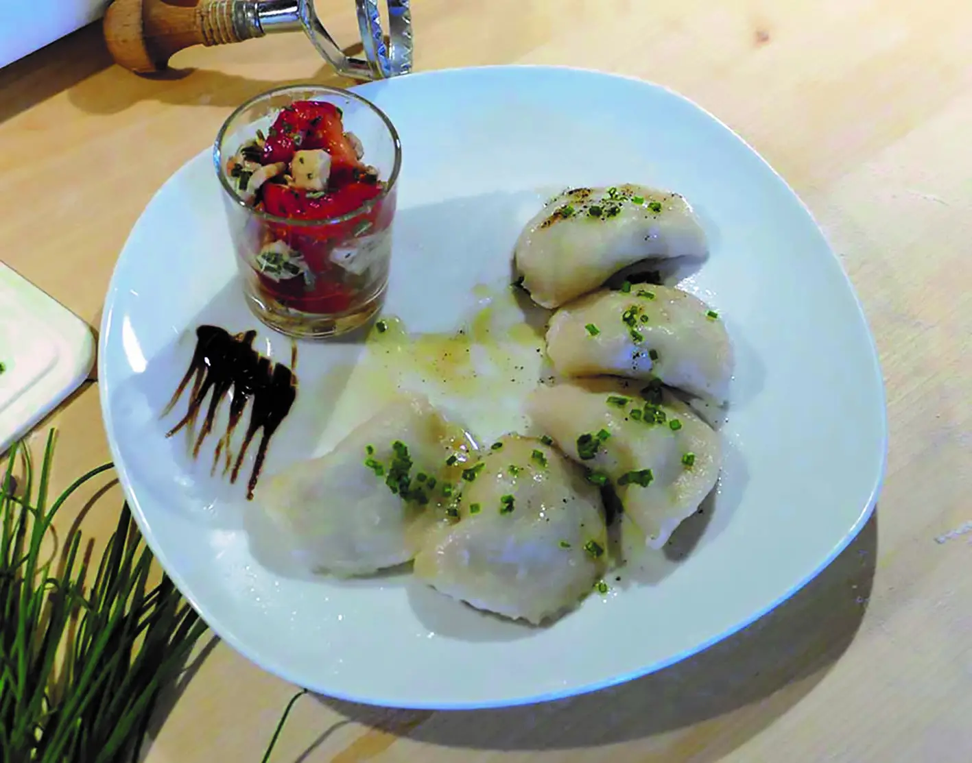 Serviertipp: traditionelle Schlipfkrapfen mit Tomaten-Mozzarella Salat. Foto: Schönkrapf